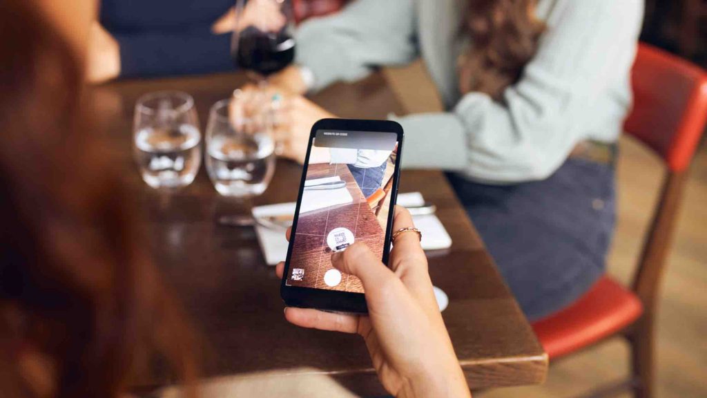 Why Restaurants Should Use QR Code Menus for Contactless Dining